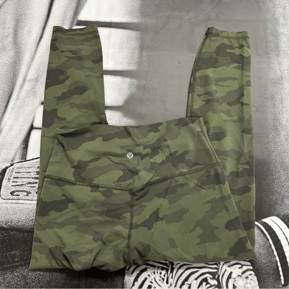 Lululemon sz 8 camo pattern leggings A14 - Picture 3 of 5